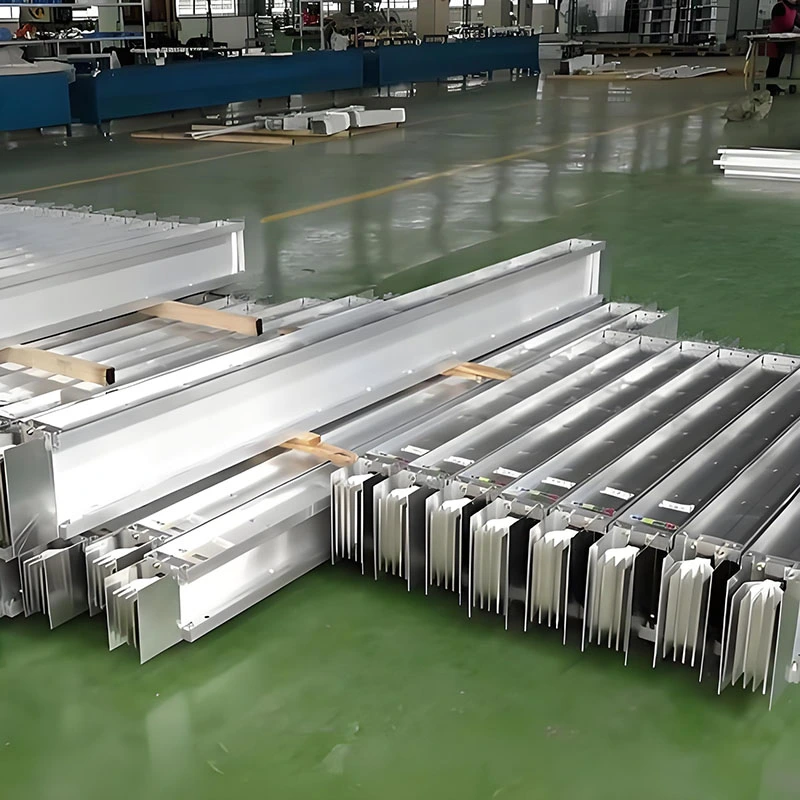 Uzavřená autobusová dráha se středním proudem